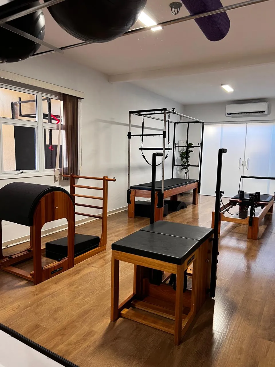 Sala de pilates — reformer e cadillac